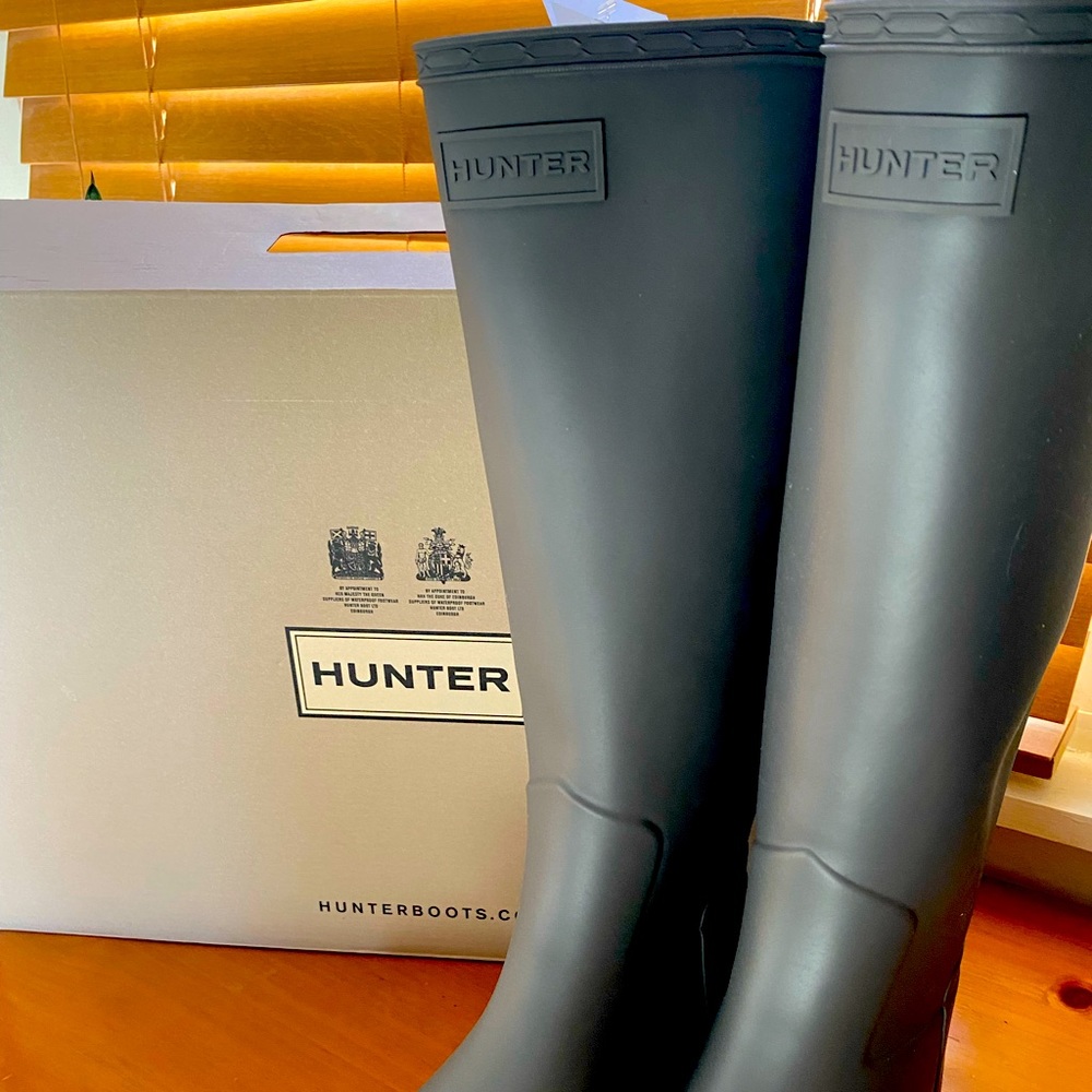 Women’s gray Hunter boots